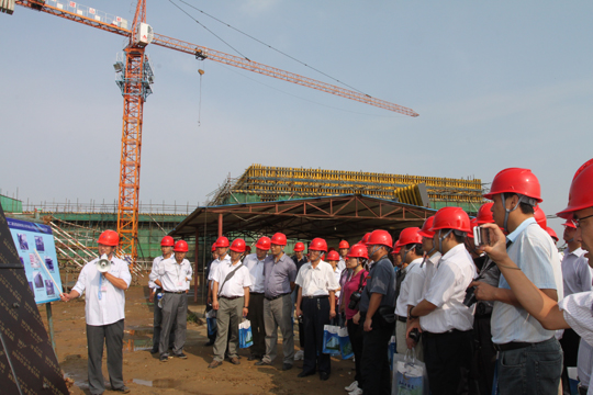 在石岛湾核电厂现场参观学习清水混凝土模板施工工艺