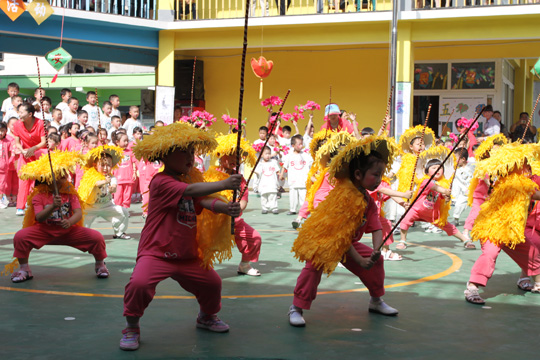 孩子们惟妙惟肖的表演