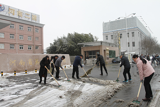 清理公司大门口积雪